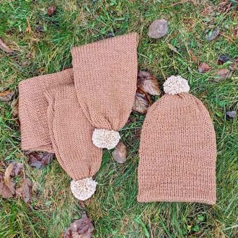 sala-cepice-svetlehneda Čepice hnědá a šála, pletené na mlýnku na pletení, vyrobeno v Dílně Jinan.