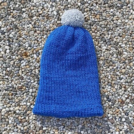 cepice-modra-25-3 Čepice modrá, pletená na mlýnku na pletení, vyrobena v Dílně Jinan.