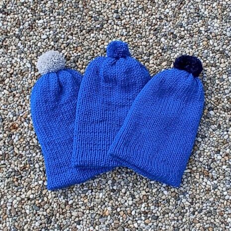 cepice-modra-trio Čepice modré, pletené na mlýnku na pletení, vyrobeny v Dílně Jinan.