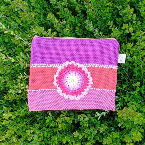 kapsicka-kytka1 Kapsička s kytkou, ručně tkaná vyrobena v Dílně Jinan.