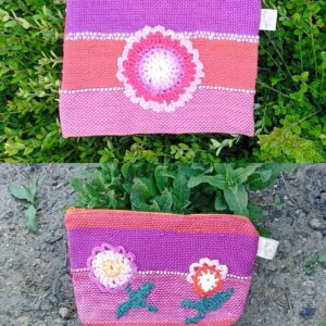 Kapsička s kytkou, ručně tkaná vyrobena v Dílně Jinan.