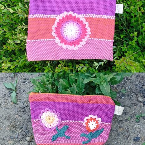 Kapsička s kytkou, ručně tkaná vyrobena v Dílně Jinan.