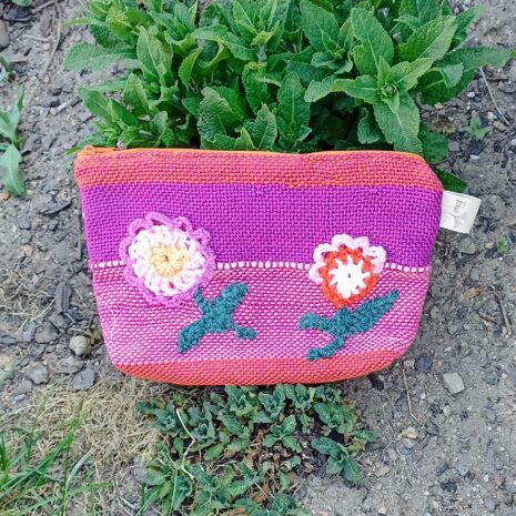 kapsicka-kytka3 Kapsička s kytkou, ručně tkaná vyrobena v Dílně Jinan.